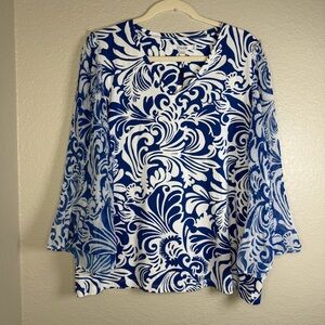 Chico’s Women’s Blue and White V-Neck Top with 3/4 Pleated Flared Sleeves Size 3
